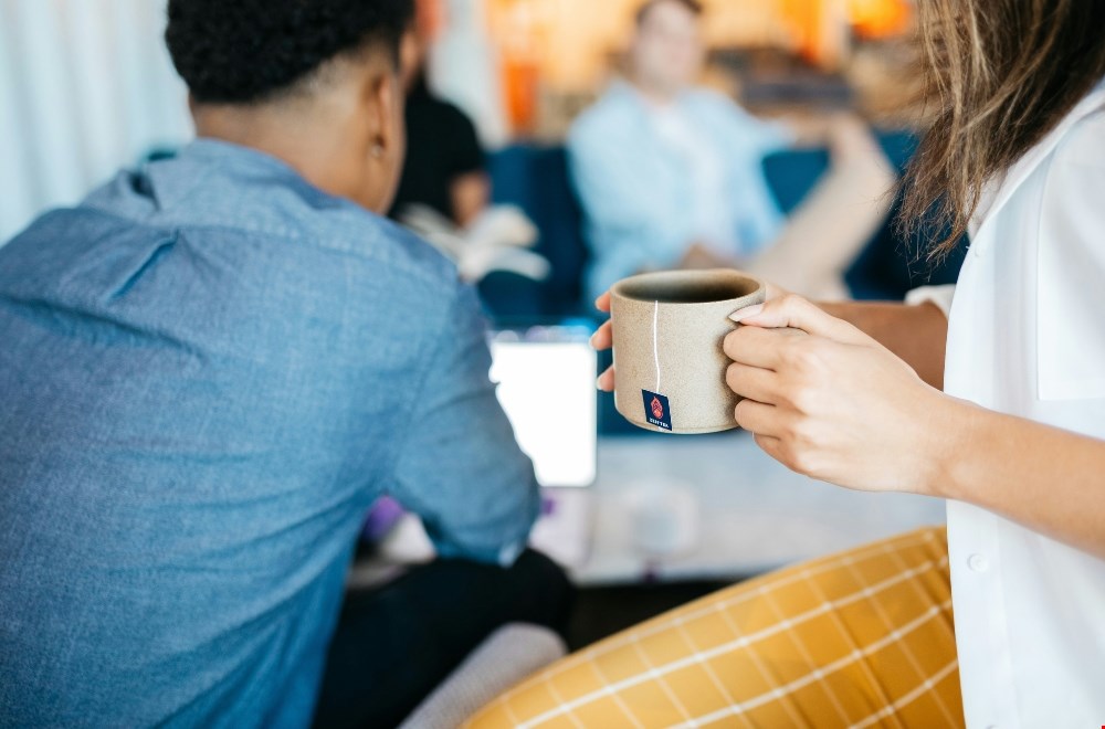 Van vergadertafel naar koffietafel: de kracht van goede koffie op kantoor Van vergadertafel naar koffietafel: de kracht van goede koffie op kantoor